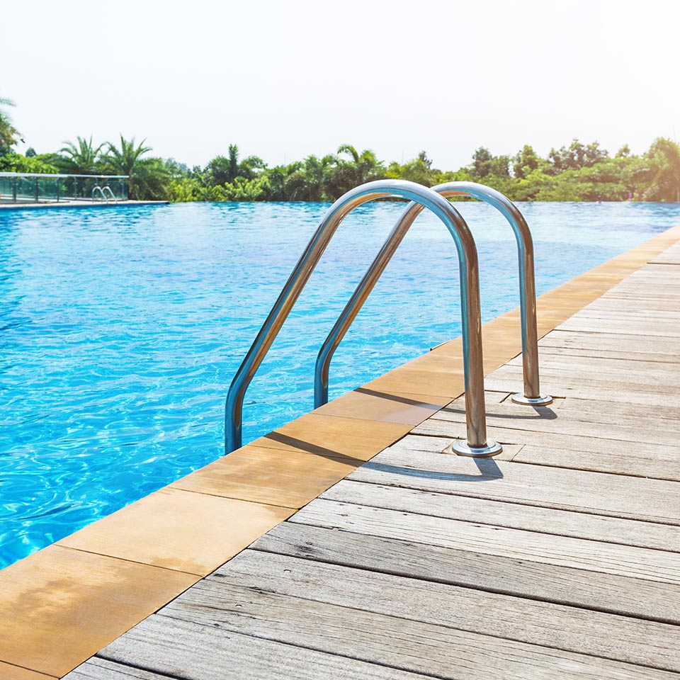 SWIMMING POOL WITH
JACUZZI AND OPEN DECK